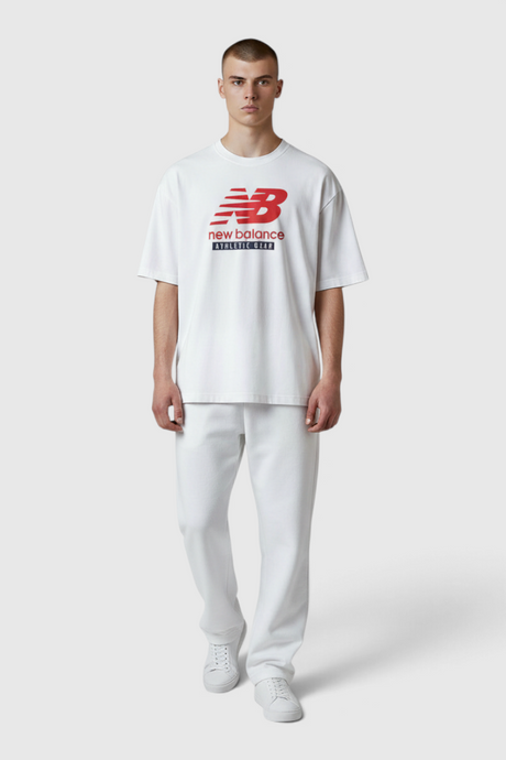 Sporline New Balance beyaz regular kesim elastan erkek tişört, göğüs kısmında kırmızı logo baskılı
