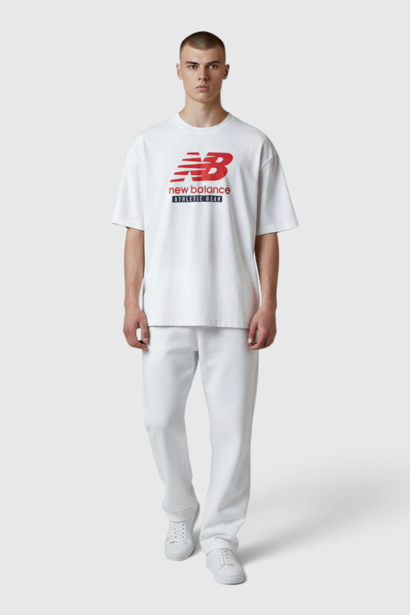 Sporline New Balance beyaz regular kesim elastan erkek tişört, göğüs kısmında kırmızı logo baskılı
