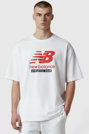 Sporline New Balance beyaz regular kesim elastan erkek tişört, göğüs kısmında kırmızı logo baskılı