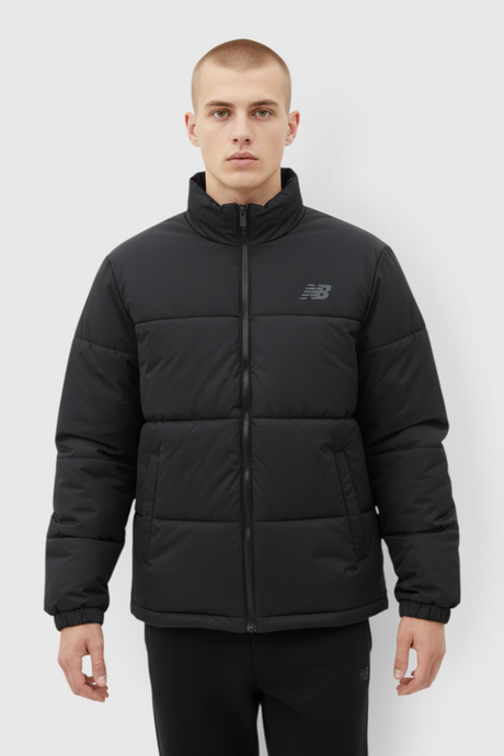 Sporline New Balance erkek siyah şişme ceket, dik yaka ve fermuarlı tasarım, regular kesim, %100 tekstil malzeme