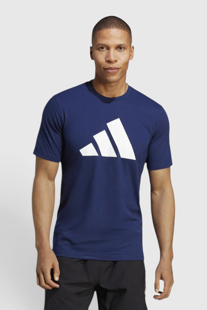 Sporline adidas unisex koyu mavi beyaz logolu tekstil tişört giyen erkek model