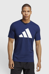 Sporline adidas unisex koyu mavi beyaz logolu tekstil tişört giyen erkek model