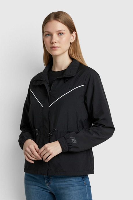 Sporline New Balance siyah kadın rüzgarlık, regular kesim, beyaz detaylı ve fermuarlı tasarım