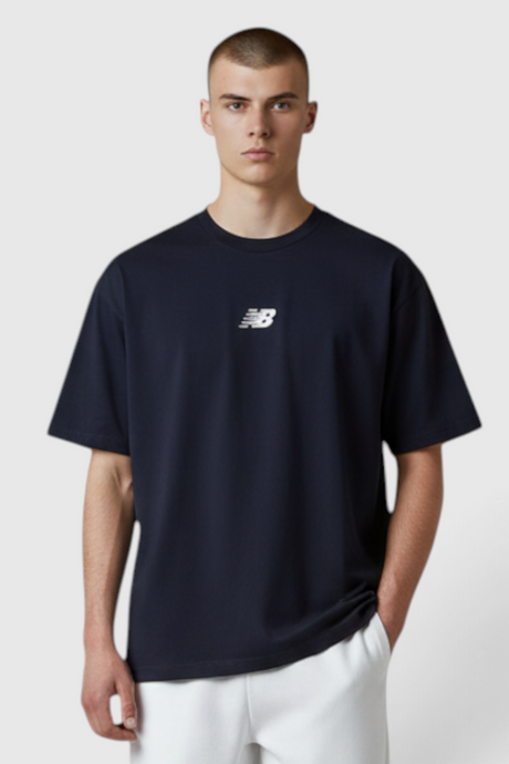 Sporline New Balance lacivert pamuklu polyester erkek tişört giyen model