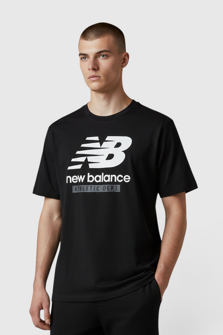 Sporline New Balance siyah erkek tişört, ön kısmında beyaz logo baskılı, kısa kollu ve bisiklet yaka tasarım.