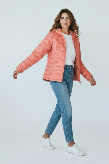 Sporline Lumberjack Wl Alisa koyu pembe kapüşonlu kadın mont, beyaz tişört ve jean pantolon ile kombinlenmiş