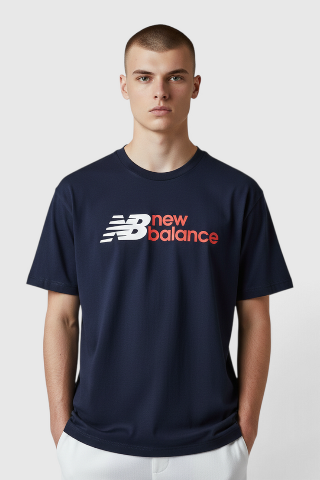 Sporline New Balance lacivert bol kesim erkek tişört, göğüs kısmında kırmızı ve beyaz logolu tekstil kumaş