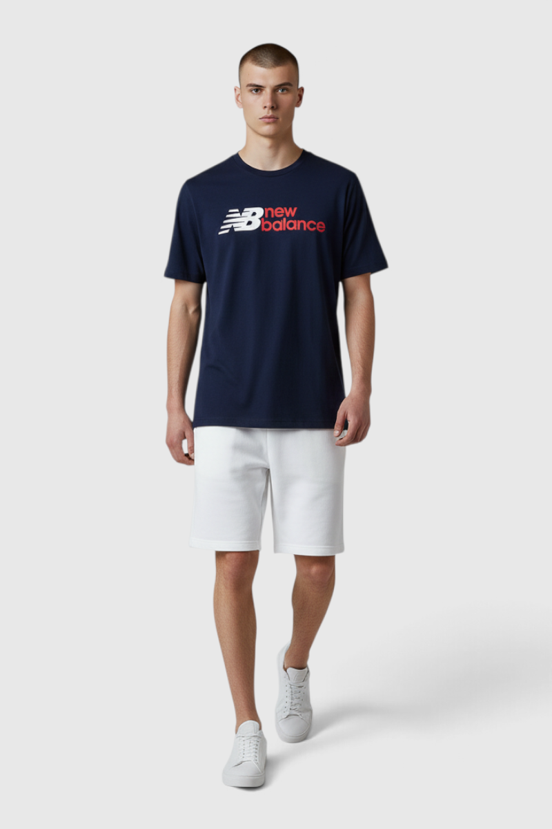Sporline New Balance lacivert bol kesim erkek tişört, göğüs kısmında kırmızı ve beyaz marka logolu tekstil ürün.