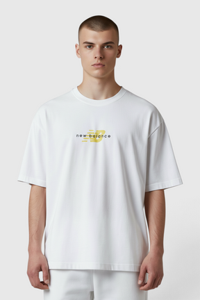 Sporline New Balance beyaz unisex regular kesim pamuklu polyester tişört, göğüs kısmında sarı logo detaylı