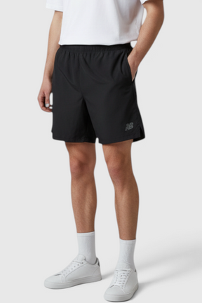 Sporline New Balance siyah pamuk polyester erkek şort giyen beyaz tişörtlü model