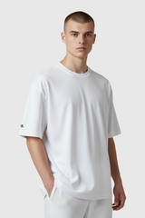 Sporline New Balance beyaz renkli, regular kesim unisex tekstil tişört giyen erkek model