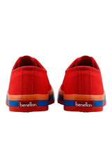 Sporline Benetton kırmızı kanvas kadın sneaker, arka topuk kısmında renkli şerit detaylı ve marka logolu tasarım.
