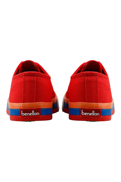 Sporline Benetton kırmızı kanvas kadın sneaker, arka topuk kısmında renkli şerit detaylı ve marka logolu tasarım.