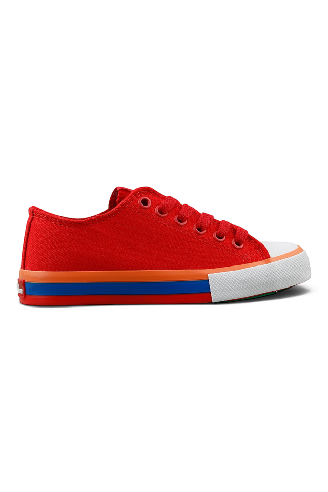 Sporline Benetton kırmızı kanvas kadın sneaker, beyaz kauçuk burunlu ve renkli şerit detaylı yan profil görünümü