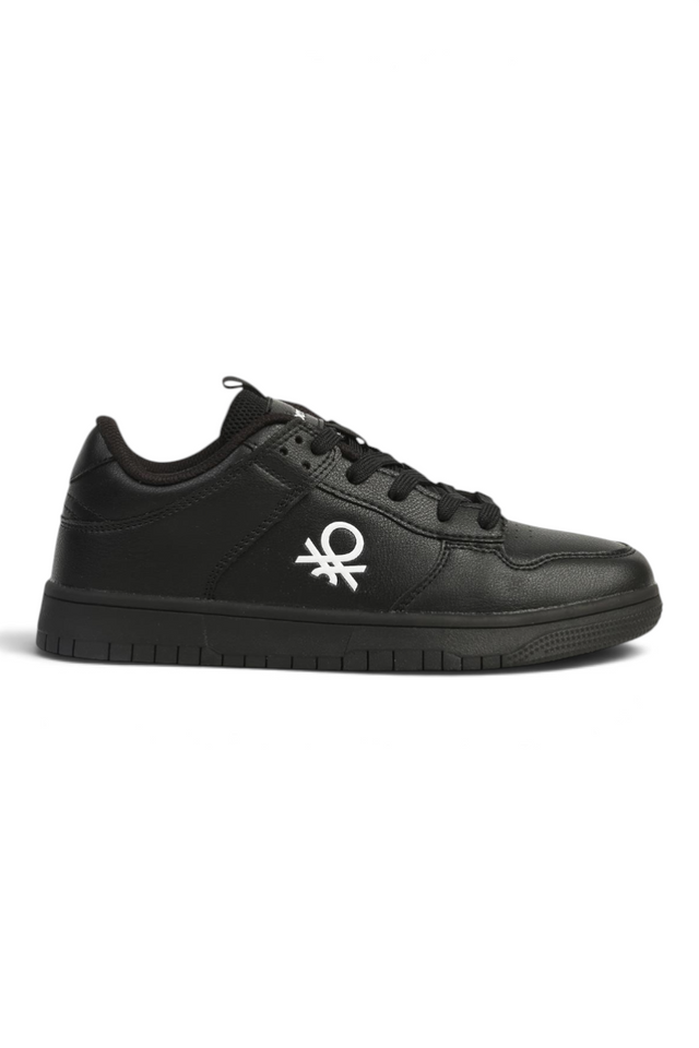 Sporline Benetton siyah suni deri kadın sneaker, yan kısmında beyaz logo detayı ile günlük spor ayakkabı modeli.