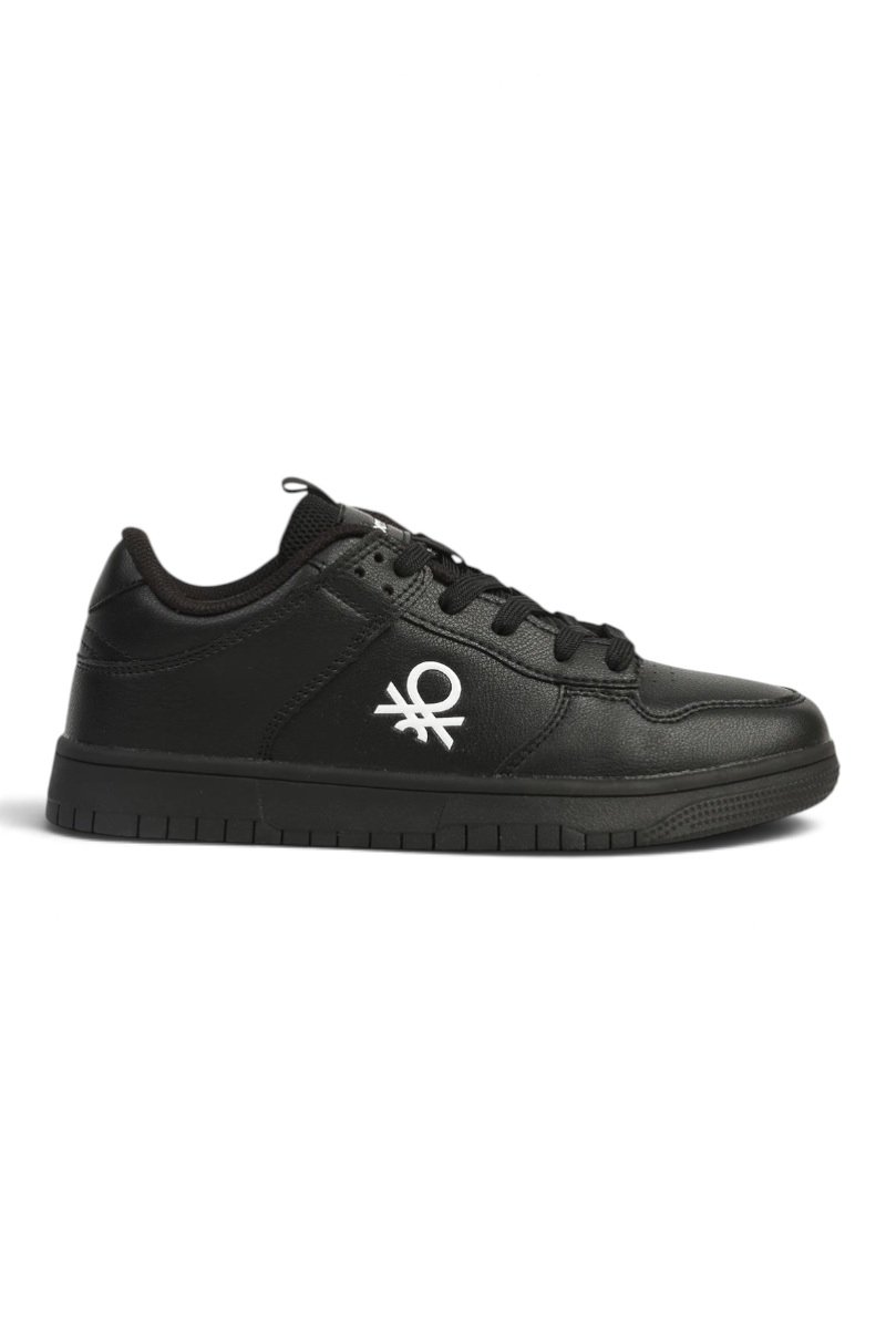 Sporline Benetton siyah suni deri kadın sneaker, yan kısmında beyaz logo detayı ile günlük spor ayakkabı modeli.