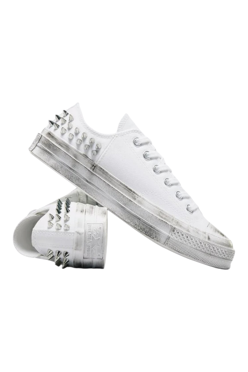 Sporline beyaz Converse Chuck 70 sneaker, topuk kısmında metal zımba detaylı ve eskitme görünümlü tabanlı günlük ayakkabı