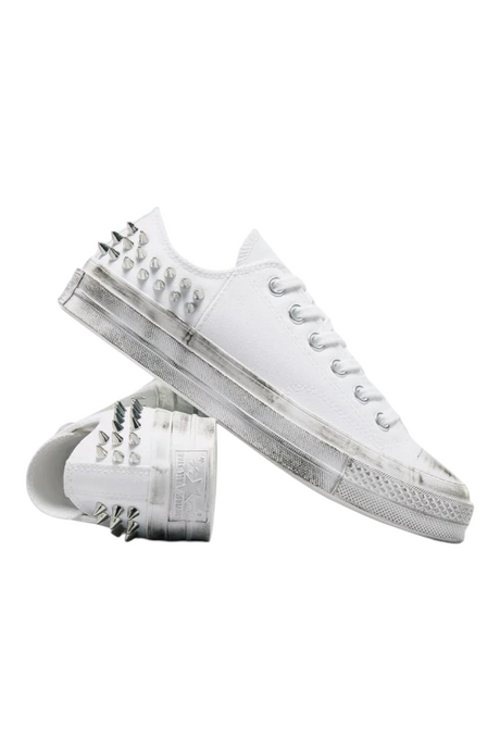 Sporline beyaz Converse Chuck 70 sneaker, topuk kısmında metal zımba detaylı ve eskitme görünümlü tabanlı günlük ayakkabı