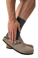 Sporline Birkenstock Boston gri süet unisex terlik, ayarlanabilir tokalı tasarım ve mantar taban detayı ile