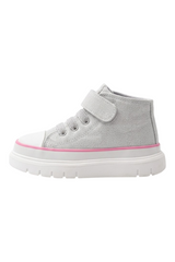 Sporline Buckhead çocuk sneaker, parlak beyaz havalı keten kumaş, cırt cırtlı ve pembe şerit detaylı yan görünüm