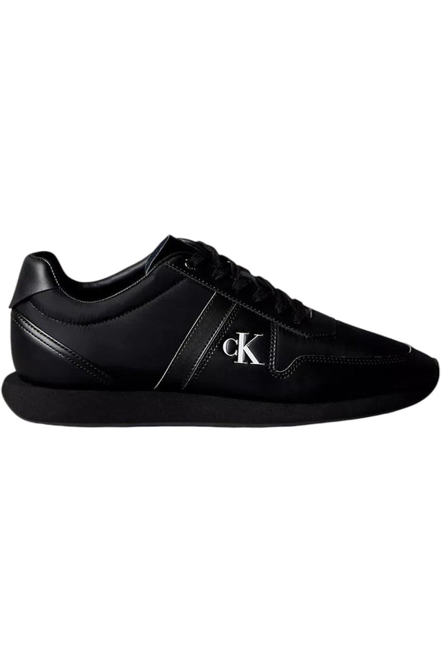 Sporline Calvin Klein siyah poliüretan retro erkek spor ayakkabı, yan kısımda gümüş renkli CK logo detayı ile.