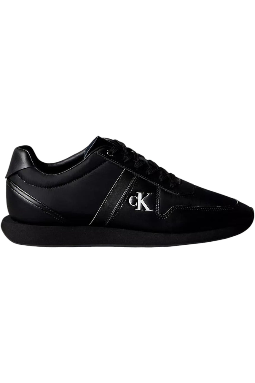Sporline Calvin Klein siyah poliüretan retro erkek spor ayakkabı, yan kısımda gümüş renkli CK logo detayı ile.