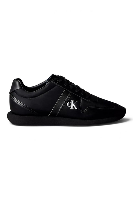 Sporline Calvin Klein siyah poliüretan retro erkek spor ayakkabı, yan kısımda gümüş renkli CK logo detayı ile.