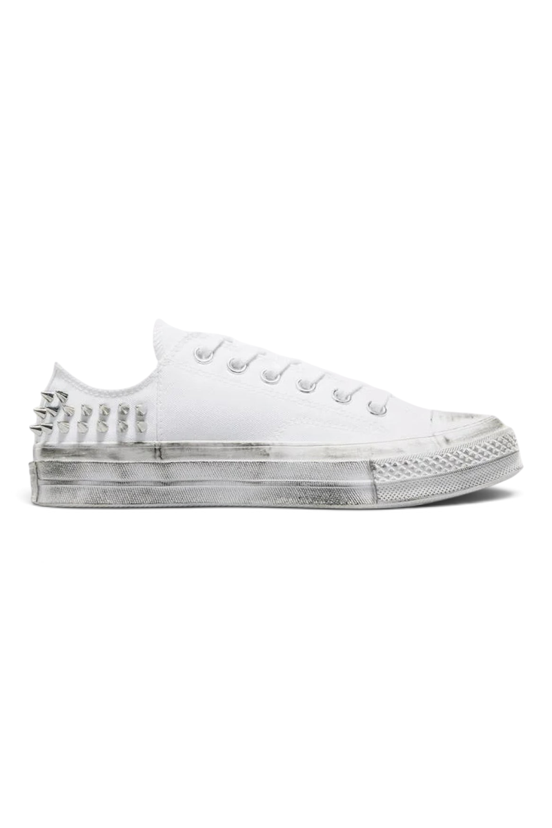 Sporline Converse Chuck 70 beyaz kanvas sneaker, topuk kısmında metalik zımba detaylı ve eskitme görünümlü taban.