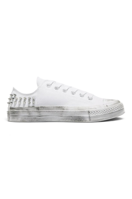 Sporline Converse Chuck 70 beyaz kanvas sneaker, topuk kısmında metalik zımba detaylı ve eskitme görünümlü taban.