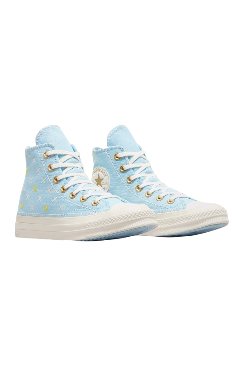 Sporline marka, üzerinde sarı ve beyaz çarpı desenleri bulunan açık mavi kanvas Converse Chuck 70 yüksek bilekli ayakkabı