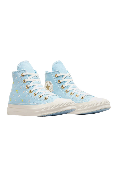 Sporline marka, üzerinde sarı ve beyaz çarpı desenleri bulunan açık mavi kanvas Converse Chuck 70 yüksek bilekli ayakkabı