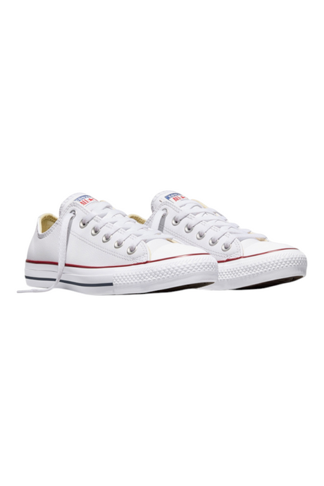 Sporline Converse Chuck Taylor All Star beyaz deri sneaker, bağcıklı tasarım ve düz tabanlı günlük spor ayakkabı.