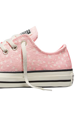 Sporline Converse Chuck Taylor All Star pembe renkli, geyik desenli, bağcıklı kadın günlük sneaker ayakkabı detayı