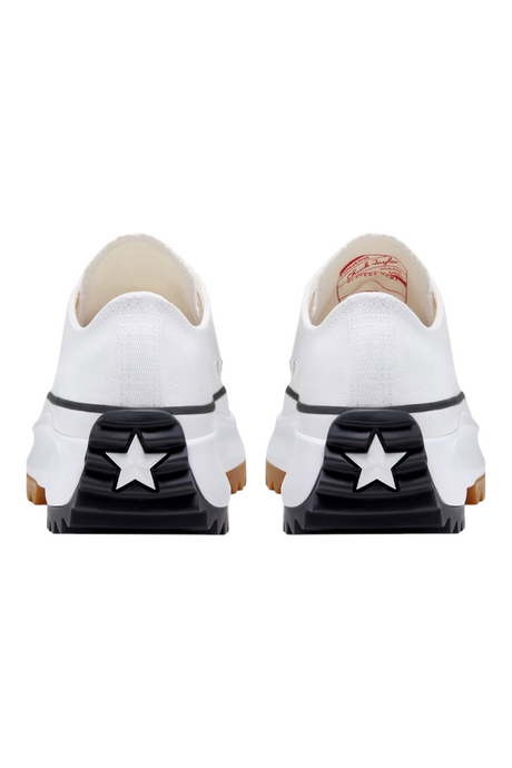 Sporline marka beyaz Converse Run Star Hike spor ayakkabıların arka görünümü, tırtıklı taban ve yıldız detaylı