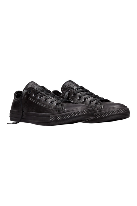 Sporline Converse Chuck Taylor All Star siyah deri sneaker, düşük profilli tasarım ve vulkanize kauçuk taban.