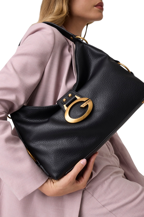 Sporline Guess Camden siyah poliüretan kadın omuz çantası, altın renkli metalik G logo detaylı ve şık tasarımlı