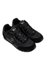 Sporline Guess siyah poliüretan kadın sneaker, üzerinde altın renkli G logosu ve bağcıklı tasarım detayları ile.