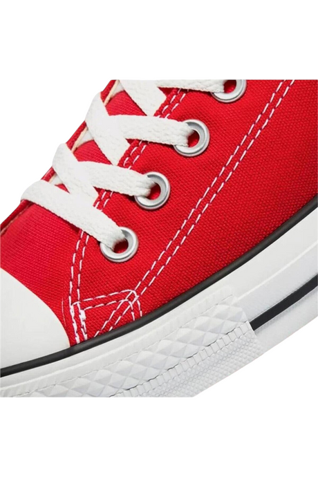 Sporline kırmızı kanvas Converse Chuck Taylor spor ayakkabı, beyaz bağcıklı ve metal delikli detaylı yakın çekim
