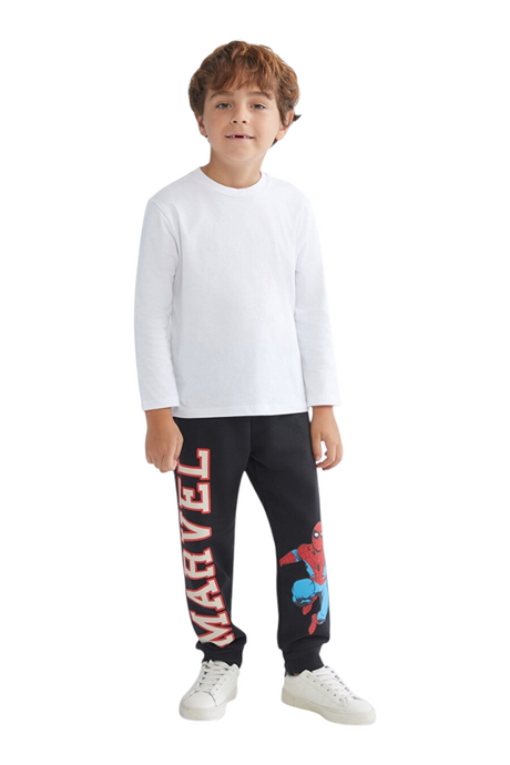 Sporline LC Waikiki beyaz renkli, %100 pamuklu, uzun kollu çocuk t-shirt giyen erkek çocuk