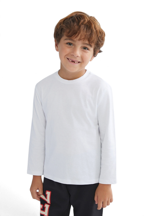 Sporline LC Waikiki beyaz renkli, %100 pamuklu, uzun kollu çocuk t-shirt giyen gülümseyen erkek çocuk