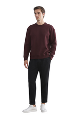 Sporline LC Waikiki bordo renkli, loose kesim pamuklu erkek sweatshirt giyen model