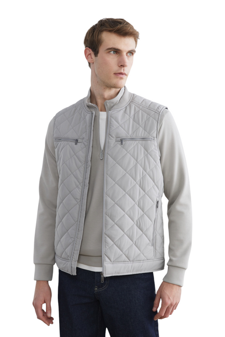 Sporline LC Waikiki erkek kum beji rengi kapitone fermuarlı regular kesim yelek giyen model