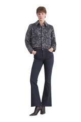 Sporline LC Waikiki gri leopar desenli, loose kesim polyester kadın ceket giyen model