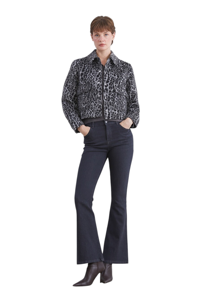 Sporline LC Waikiki gri leopar desenli, loose kesim polyester kadın ceket giyen model