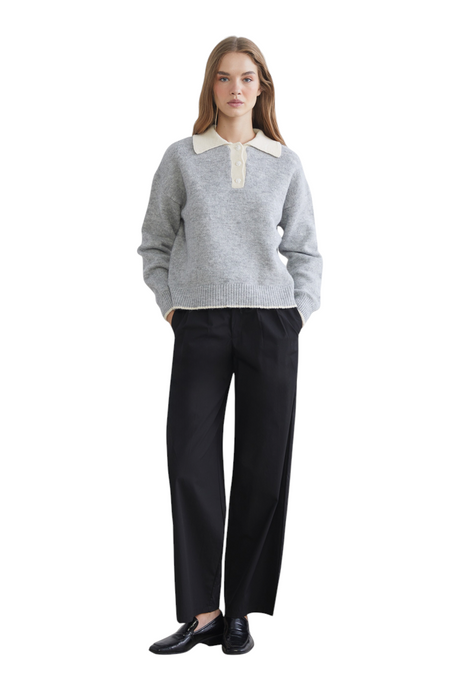 Sporline LC Waikiki gri renkli, yakalı ve oversize kesim kadın kazak, siyah pantolon ile kombinlenmiş