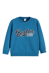 Sporline LC Waikiki çocuk sweatshirt, üzerinde Boston 1999 baskısı bulunan mavi renkli, bisiklet yaka pamuklu üst.