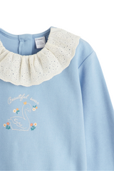 Sporline LC Waikiki pastel mavi renkli, yakası dantel detaylı ve kuğu baskılı çocuk sweatshirt