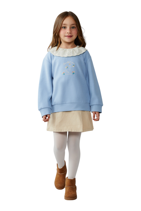 Sporline LC Waikiki pastel mavi, yakası dantel detaylı, pamuk karışımlı çocuk sweatshirt giyen kız çocuğu.