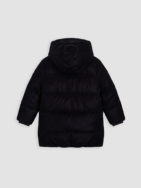Sporline LC Waikiki siyah renkli, kapüşonlu, %100 polyester dolgulu çocuk montu arka görünümü