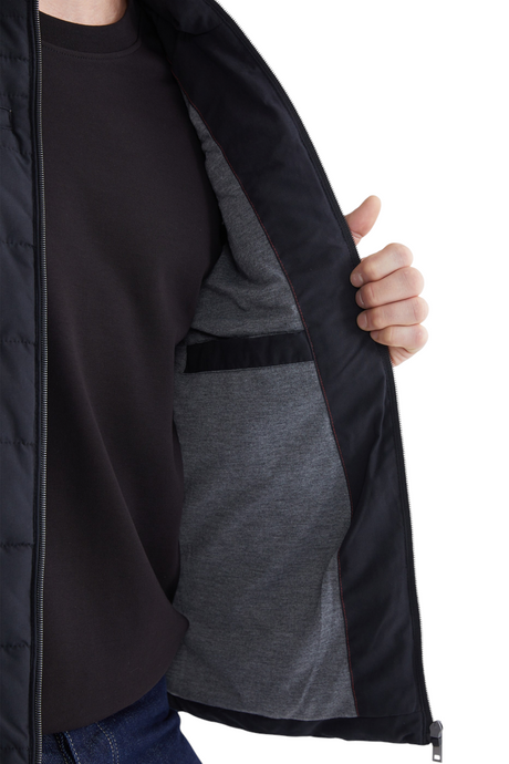 Sporline LC Waikiki siyah erkek yelek, %100 polyester kumaşlı, regular kesim, fermuarlı iç detaylı dış giyim.